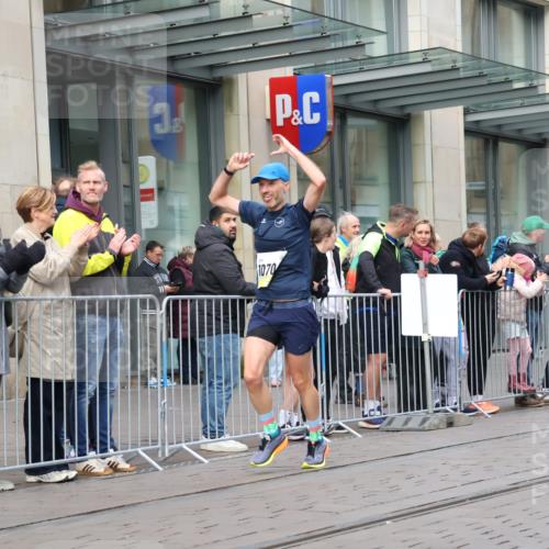 05.10.2025 - 20. swb-Marathon Bremen Strokosch-Dieckow http://msf.ph/oto/9229895 05.10.2025 10:37:10 Ziel 9565, 9586, 10347, 10358, 10704, 11021, 9565, 9586, 10347, 10358, 10704, 11021 meine-sportfotos.de