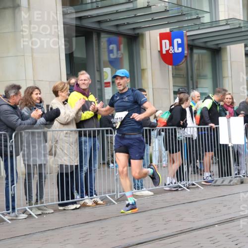 05.10.2025 - 20. swb-Marathon Bremen Strokosch-Dieckow http://msf.ph/oto/9229905 05.10.2025 10:37:10 Ziel 9565, 9586, 10347, 10358, 10704, 11021, 9565, 9586, 10347, 10358, 10704, 11021 meine-sportfotos.de