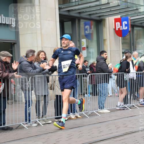 05.10.2025 - 20. swb-Marathon Bremen Strokosch-Dieckow http://msf.ph/oto/9229913 05.10.2025 10:37:10 Ziel 9565, 9586, 10347, 10358, 10704, 11021, 9565, 9586, 10347, 10358, 10704, 11021 meine-sportfotos.de