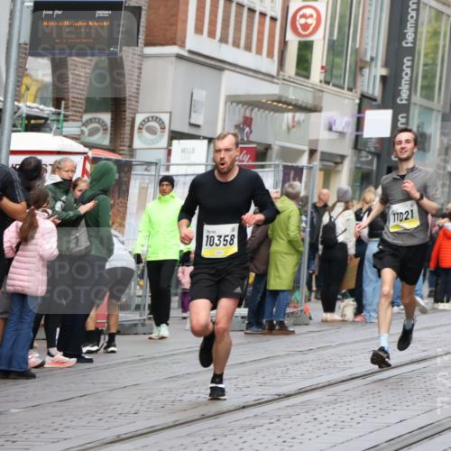 05.10.2025 - 20. swb-Marathon Bremen Strokosch-Dieckow http://msf.ph/oto/9229934 05.10.2025 10:37:13 Ziel 9586, 10347, 10358, 10501, 10704, 11021, 11176, 9586, 10347, 10358, 10501, 10704, 11021, 11176 meine-sportfotos.de