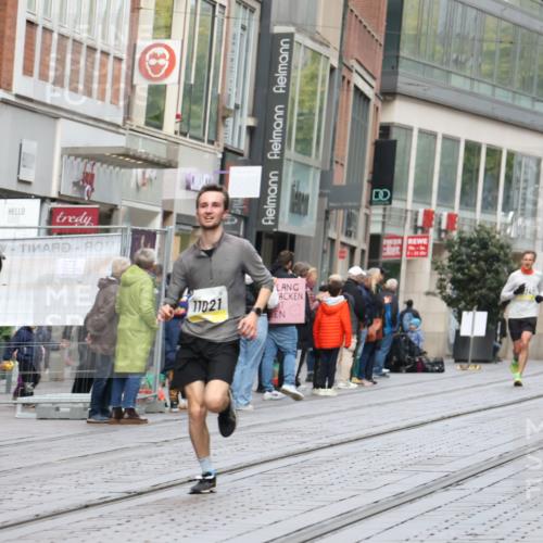 05.10.2025 - 20. swb-Marathon Bremen Strokosch-Dieckow http://msf.ph/oto/9229959 05.10.2025 10:37:13 Ziel 9586, 10347, 10358, 10501, 10704, 11021, 11176, 9586, 10347, 10358, 10501, 10704, 11021, 11176 meine-sportfotos.de