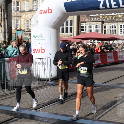 05.10.2025 - 20. swb-Marathon Bremen Yannick Fuchs http://msf.ph/oto/9229987 05.10.2025 10:59:46 Ziel 9609, 9991, 10209, 10420, 10760, 11251, 11267, 11456 meine-sportfotos.de