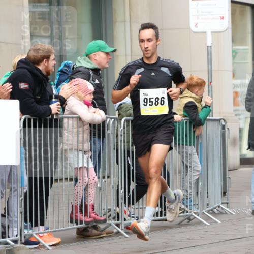 05.10.2025 - 20. swb-Marathon Bremen Strokosch-Dieckow http://msf.ph/oto/9230004 05.10.2025 10:37:15 Ziel 9586, 10347, 10358, 10501, 11021, 11176, 9586, 10347, 10358, 10501, 11021, 11176 meine-sportfotos.de