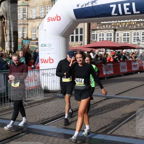 05.10.2025 - 20. swb-Marathon Bremen Yannick Fuchs http://msf.ph/oto/9230011 05.10.2025 10:59:46 Ziel 9609, 9991, 10209, 10420, 10760, 11251, 11267, 11456 meine-sportfotos.de