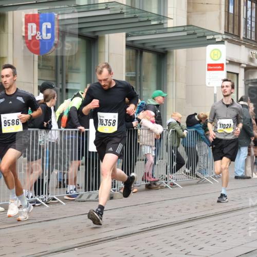05.10.2025 - 20. swb-Marathon Bremen Strokosch-Dieckow http://msf.ph/oto/9230040 05.10.2025 10:37:17 Ziel 9586, 10347, 10358, 10501, 10775, 11021, 11176, 9586, 10347, 10358, 10501, 10775, 11021, 11176 meine-sportfotos.de