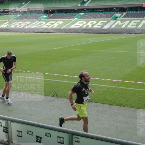 05.10.2025 - 20. swb-Marathon Bremen Michael Burmester http://msf.ph/oto/9230054 05.10.2025 10:29:06 Laufen im Stadion 8787, 9218, 9298, 9404, 9428, 9478, 9555, 9556, 9562, 9626, 9627, 9641, 9693, 9696, 9706, 9729, 9810, 9924, 9929, 9958, 9969, 9986, 10062, 10073, 10089, 10109, 10131, 10381, 10519, 10601, 10685, 10715, 10723, 10733, 10789, 10799, 10875, 10888, 10929, 10931, 10973, 11005, 11057, 11119, 11187, 11248, 11288, 11292, 11330, 11357, 11561, 11573, 11637, 9200, 9206, 9207, 9216, 9222, 9223, 9244, 9293, 9366, 9377, 9406, 9665, 9955, 10047, 10211, 10266, 10268, 10303 meine-sportfotos.de
