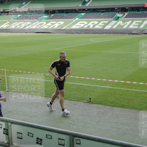 05.10.2025 - 20. swb-Marathon Bremen Michael Burmester http://msf.ph/oto/9230065 05.10.2025 10:29:07 Laufen im Stadion 8787, 9218, 9298, 9404, 9428, 9478, 9555, 9556, 9562, 9626, 9627, 9641, 9674, 9693, 9696, 9706, 9729, 9810, 9924, 9929, 9958, 9969, 9986, 10062, 10073, 10089, 10109, 10131, 10381, 10519, 10601, 10685, 10715, 10723, 10733, 10789, 10799, 10875, 10888, 10929, 10931, 10951, 10973, 11005, 11057, 11119, 11187, 11248, 11288, 11292, 11330, 11357, 11561, 11573, 11637, 9200, 9206, 9207, 9216, 9222, 9223, 9293, 9366, 9377, 9406, 9665, 9955, 10047, 10211, 10266, 10268, 10303 meine-sportfotos.de