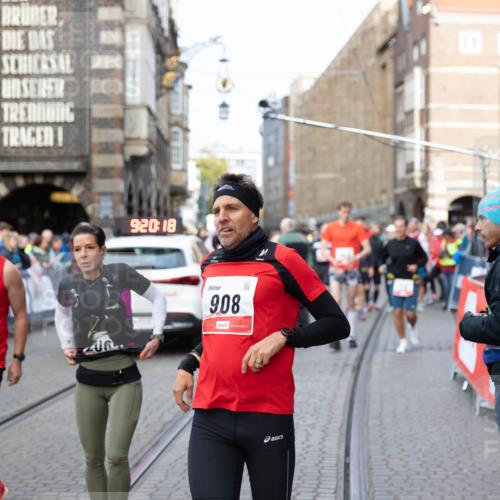 05.10.2025 - 20. swb-Marathon Bremen Yannick Fuchs http://msf.ph/oto/9230142 05.10.2025 09:20:18 Ziel  meine-sportfotos.de