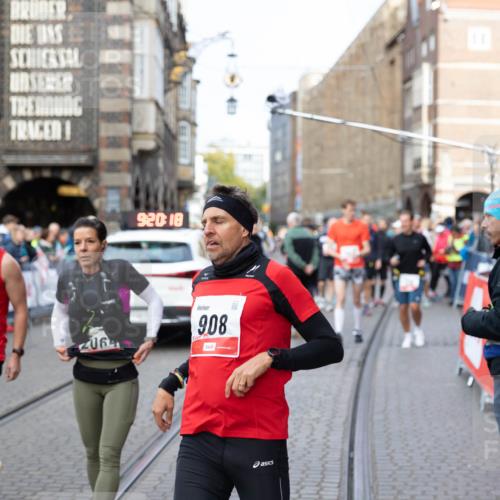05.10.2025 - 20. swb-Marathon Bremen Yannick Fuchs http://msf.ph/oto/9230157 05.10.2025 09:20:18 Ziel  meine-sportfotos.de