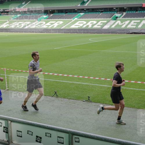 05.10.2025 - 20. swb-Marathon Bremen Michael Burmester http://msf.ph/oto/9230165 05.10.2025 10:29:13 Laufen im Stadion 8787, 9218, 9404, 9428, 9478, 9555, 9556, 9562, 9626, 9627, 9641, 9674, 9693, 9696, 9729, 9810, 9924, 9929, 9958, 9969, 9986, 10062, 10073, 10089, 10109, 10131, 10381, 10400, 10519, 10601, 10685, 10715, 10723, 10733, 10799, 10875, 10888, 10929, 10951, 10973, 11005, 11022, 11057, 11119, 11187, 11288, 11292, 11330, 11357, 11561, 11573, 11637, 9207, 9216, 9222, 9223, 9293, 9298, 9366, 9377, 9406, 9665, 9706, 9955, 10047, 10109, 10266, 10268, 10303, 10875, 10931 meine-sportfotos.de