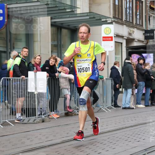 05.10.2025 - 20. swb-Marathon Bremen Strokosch-Dieckow http://msf.ph/oto/9230209 05.10.2025 10:37:31 Ziel 9755, 10347, 10501, 10775, 11176, 11328, 11465, 9755, 10347, 10501, 10775, 11176, 11328, 11465 meine-sportfotos.de