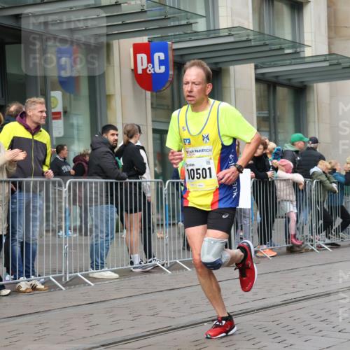 05.10.2025 - 20. swb-Marathon Bremen Strokosch-Dieckow http://msf.ph/oto/9230226 05.10.2025 10:37:32 Ziel 9755, 10347, 10501, 10775, 11176, 11328, 11465, 9755, 10347, 10501, 10775, 11176, 11328, 11465 meine-sportfotos.de