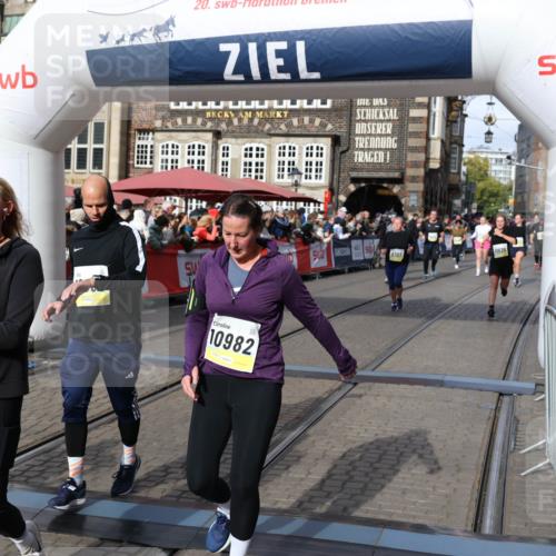 05.10.2025 - 20. swb-Marathon Bremen Yannick Fuchs http://msf.ph/oto/9230257 05.10.2025 11:02:33 Ziel 9707, 9748, 10093, 10194, 10821, 10829, 10982, 10983, 11386, 11537, 11538 meine-sportfotos.de