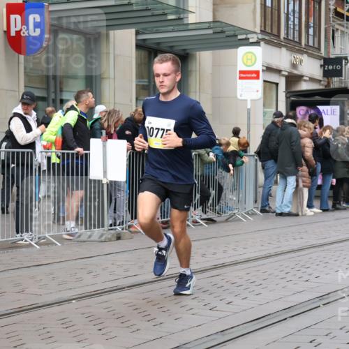 05.10.2025 - 20. swb-Marathon Bremen Strokosch-Dieckow http://msf.ph/oto/9230269 05.10.2025 10:37:38 Ziel 9755, 10775, 11328, 11465, 9755, 10775, 11328, 11465 meine-sportfotos.de