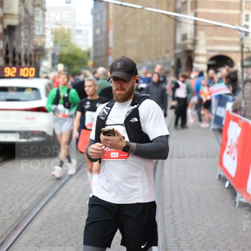 05.10.2025 - 20. swb-Marathon Bremen Yannick Fuchs http://msf.ph/oto/9230273 05.10.2025 09:21:01 Ziel  meine-sportfotos.de