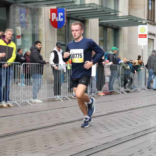05.10.2025 - 20. swb-Marathon Bremen Strokosch-Dieckow http://msf.ph/oto/9230275 05.10.2025 10:37:39 Ziel 9755, 10775, 11328, 11465, 9755, 10775, 11328, 11465 meine-sportfotos.de