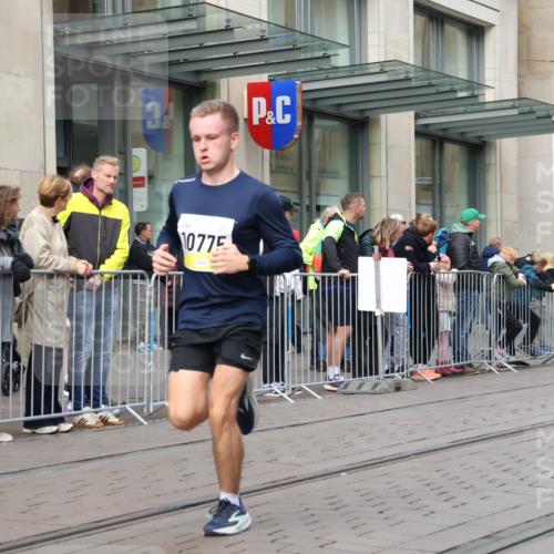 05.10.2025 - 20. swb-Marathon Bremen Strokosch-Dieckow http://msf.ph/oto/9230284 05.10.2025 10:37:39 Ziel 9755, 10775, 11328, 11465, 9755, 10775, 11328, 11465 meine-sportfotos.de