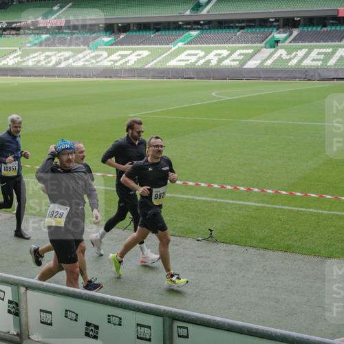 05.10.2025 - 20. swb-Marathon Bremen Michael Burmester http://msf.ph/oto/9230294 05.10.2025 10:29:22 Laufen im Stadion 8787, 9218, 9233, 9385, 9428, 9437, 9478, 9555, 9556, 9583, 9626, 9627, 9630, 9641, 9674, 9689, 9693, 9696, 9704, 9729, 9761, 9889, 9924, 9929, 9958, 9969, 9986, 10062, 10073, 10089, 10381, 10400, 10601, 10685, 10715, 10723, 10733, 10799, 10868, 10877, 10888, 10929, 10951, 10968, 11005, 11022, 11057, 11119, 11187, 11208, 11288, 11292, 11573, 11637, 9298, 9404, 9406, 9562, 9665, 9706, 9955, 10109, 10266, 10268, 10303, 10519, 10875, 10931 meine-sportfotos.de