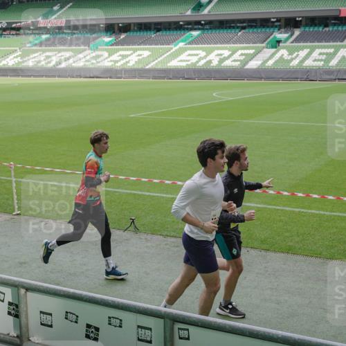05.10.2025 - 20. swb-Marathon Bremen Michael Burmester http://msf.ph/oto/9230344 05.10.2025 10:29:24 Laufen im Stadion 8787, 9218, 9233, 9385, 9428, 9437, 9478, 9485, 9555, 9556, 9583, 9626, 9627, 9630, 9641, 9674, 9689, 9693, 9696, 9704, 9729, 9761, 9889, 9924, 9929, 9958, 9969, 9986, 10062, 10073, 10089, 10381, 10400, 10534, 10601, 10685, 10715, 10723, 10733, 10799, 10868, 10877, 10888, 10929, 10951, 10968, 11005, 11022, 11057, 11119, 11187, 11208, 11288, 11292, 11573, 11637, 9298, 9404, 9562, 9665, 9706, 9955, 10109, 10303, 10519, 10875, 10931 meine-sportfotos.de