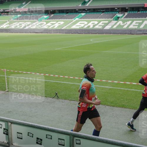 05.10.2025 - 20. swb-Marathon Bremen Michael Burmester http://msf.ph/oto/9230371 05.10.2025 10:29:25 Laufen im Stadion 8787, 9218, 9233, 9385, 9428, 9437, 9478, 9485, 9555, 9556, 9583, 9626, 9627, 9630, 9641, 9674, 9689, 9693, 9696, 9704, 9729, 9761, 9889, 9924, 9929, 9958, 9969, 9986, 10062, 10073, 10089, 10381, 10400, 10534, 10601, 10685, 10715, 10723, 10733, 10799, 10868, 10877, 10888, 10929, 10951, 10968, 11005, 11022, 11057, 11119, 11187, 11208, 11288, 11292, 11573, 11637, 9298, 9404, 9562, 9706, 10109, 10303, 10519, 10875, 10931 meine-sportfotos.de