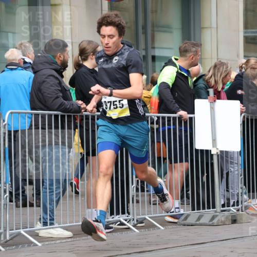 05.10.2025 - 20. swb-Marathon Bremen Strokosch-Dieckow http://msf.ph/oto/9230372 05.10.2025 10:37:49 Ziel 9755, 9809, 11328, 11465, 9755, 9809, 11328, 11465 meine-sportfotos.de