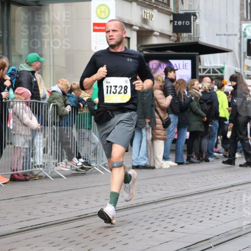05.10.2025 - 20. swb-Marathon Bremen Strokosch-Dieckow http://msf.ph/oto/9230408 05.10.2025 10:37:51 Ziel 9755, 9809, 11328, 11430, 9755, 9809, 11328, 11430 meine-sportfotos.de