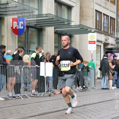 05.10.2025 - 20. swb-Marathon Bremen Strokosch-Dieckow http://msf.ph/oto/9230416 05.10.2025 10:37:51 Ziel 9755, 9809, 11328, 11430, 9755, 9809, 11328, 11430 meine-sportfotos.de