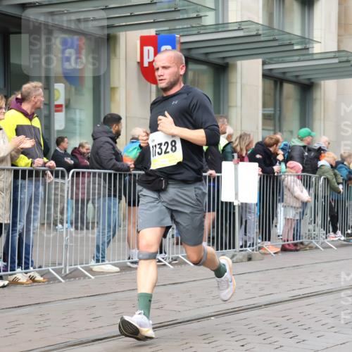05.10.2025 - 20. swb-Marathon Bremen Strokosch-Dieckow http://msf.ph/oto/9230421 05.10.2025 10:37:52 Ziel 9755, 9809, 11328, 11430, 9755, 9809, 11328, 11430 meine-sportfotos.de