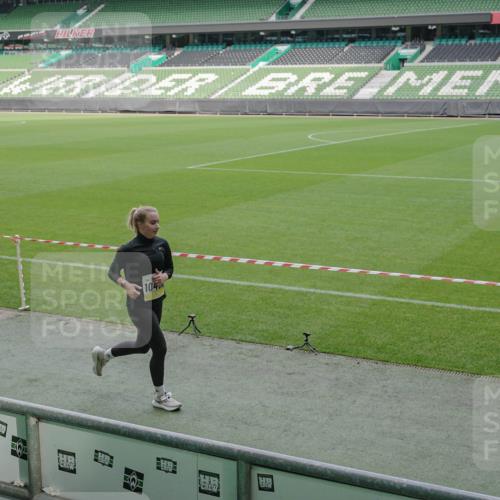 05.10.2025 - 20. swb-Marathon Bremen Michael Burmester http://msf.ph/oto/9230426 05.10.2025 10:29:30 Laufen im Stadion 8787, 8866, 9014, 9218, 9233, 9369, 9385, 9428, 9437, 9478, 9485, 9555, 9556, 9583, 9626, 9627, 9630, 9641, 9674, 9689, 9693, 9696, 9704, 9729, 9740, 9761, 9889, 9924, 9929, 9958, 9969, 9986, 10062, 10073, 10089, 10118, 10170, 10381, 10400, 10534, 10601, 10685, 10715, 10723, 10726, 10733, 10799, 10868, 10877, 10888, 10929, 10932, 10951, 10968, 11005, 11022, 11057, 11119, 11187, 11208, 11288, 11292, 11573, 11637, 9404, 9562, 9706, 10109, 10519, 10875, 10931 meine-sportfotos.de