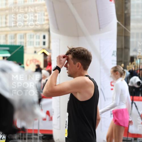 05.10.2025 - 20. swb-Marathon Bremen Yannick Fuchs http://msf.ph/oto/9230434 05.10.2025 09:49:56 Ziel  meine-sportfotos.de