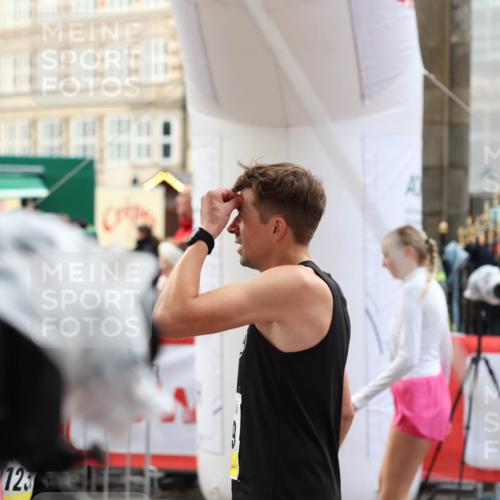 05.10.2025 - 20. swb-Marathon Bremen Yannick Fuchs http://msf.ph/oto/9230442 05.10.2025 09:49:56 Ziel  meine-sportfotos.de