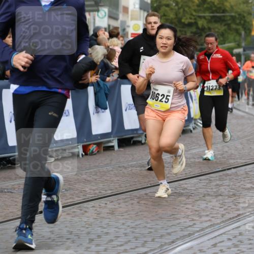 05.10.2025 - 20. swb-Marathon Bremen Strokosch-Dieckow http://msf.ph/oto/9230443 05.10.2025 10:51:58 Ziel 9683, 9939, 10380, 10581, 10625, 10817, 10977, 11136, 11273, 11325, 11394 meine-sportfotos.de