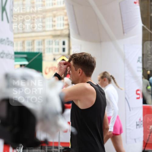 05.10.2025 - 20. swb-Marathon Bremen Yannick Fuchs http://msf.ph/oto/9230449 05.10.2025 09:49:56 Ziel  meine-sportfotos.de
