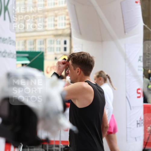 05.10.2025 - 20. swb-Marathon Bremen Yannick Fuchs http://msf.ph/oto/9230456 05.10.2025 09:49:56 Ziel  meine-sportfotos.de