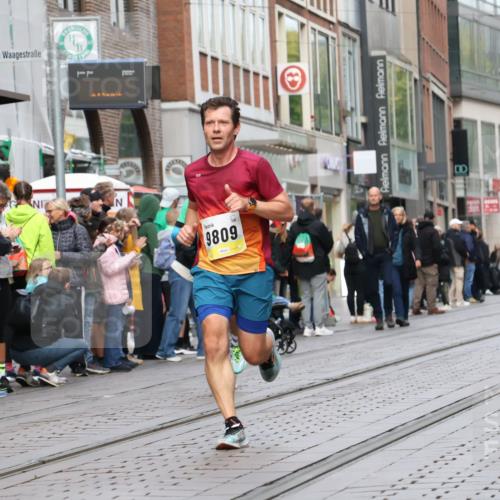 05.10.2025 - 20. swb-Marathon Bremen Strokosch-Dieckow http://msf.ph/oto/9230458 05.10.2025 10:38:05 Ziel 9809, 11430, 9809, 11430 meine-sportfotos.de