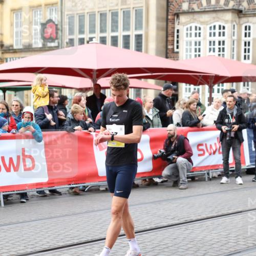 05.10.2025 - 20. swb-Marathon Bremen Yannick Fuchs http://msf.ph/oto/9230468 05.10.2025 09:49:59 Ziel  meine-sportfotos.de