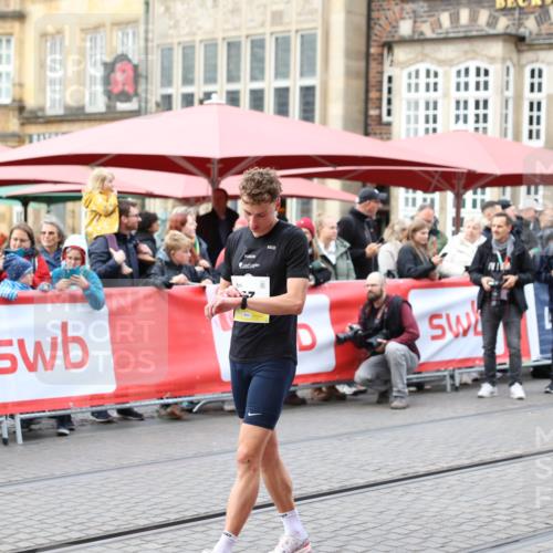 05.10.2025 - 20. swb-Marathon Bremen Yannick Fuchs http://msf.ph/oto/9230477 05.10.2025 09:49:59 Ziel  meine-sportfotos.de