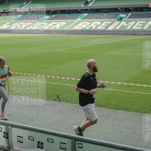 05.10.2025 - 20. swb-Marathon Bremen Michael Burmester http://msf.ph/oto/9230479 05.10.2025 10:29:32 Laufen im Stadion 8787, 8866, 9014, 9218, 9233, 9369, 9385, 9428, 9437, 9478, 9485, 9555, 9556, 9578, 9579, 9583, 9626, 9627, 9630, 9641, 9674, 9689, 9693, 9696, 9704, 9729, 9740, 9761, 9889, 9924, 9929, 9958, 9969, 9986, 10062, 10073, 10089, 10118, 10170, 10381, 10400, 10534, 10601, 10685, 10715, 10723, 10726, 10733, 10799, 10868, 10877, 10888, 10929, 10932, 10951, 10968, 11005, 11022, 11057, 11119, 11187, 11208, 11288, 11292, 11637, 9404, 9562, 10109, 10519, 10875 meine-sportfotos.de