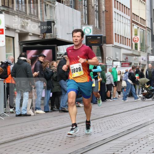05.10.2025 - 20. swb-Marathon Bremen Strokosch-Dieckow http://msf.ph/oto/9230484 05.10.2025 10:38:06 Ziel 9809, 11430, 9809, 11430 meine-sportfotos.de