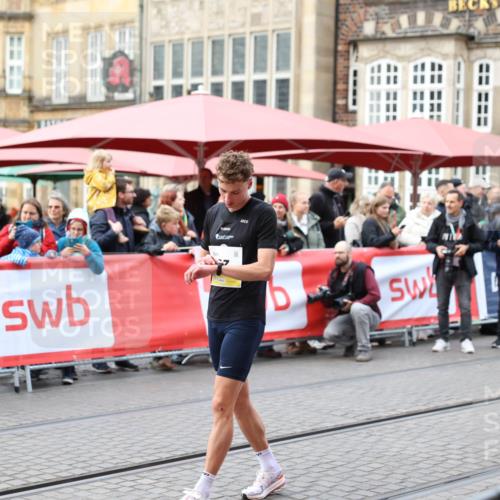 05.10.2025 - 20. swb-Marathon Bremen Yannick Fuchs http://msf.ph/oto/9230485 05.10.2025 09:49:59 Ziel  meine-sportfotos.de