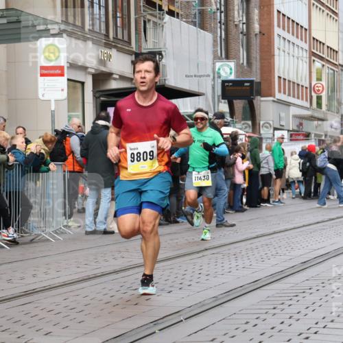 05.10.2025 - 20. swb-Marathon Bremen Strokosch-Dieckow http://msf.ph/oto/9230494 05.10.2025 10:38:06 Ziel 9809, 11430, 9809, 11430 meine-sportfotos.de