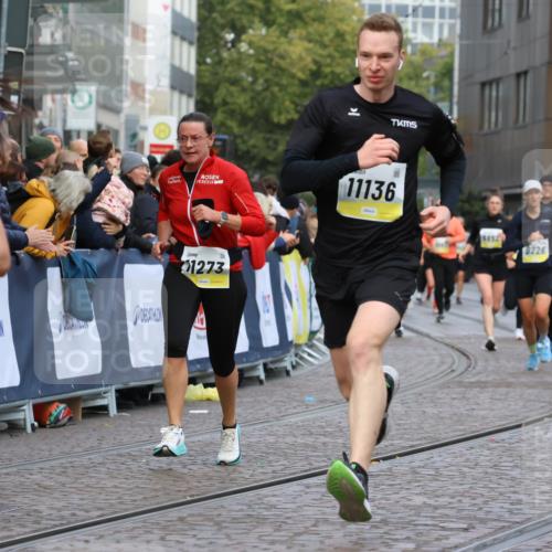 05.10.2025 - 20. swb-Marathon Bremen Strokosch-Dieckow http://msf.ph/oto/9230495 05.10.2025 10:51:59 Ziel 9683, 9939, 10380, 10581, 10625, 10817, 10977, 11136, 11273, 11325, 11394 meine-sportfotos.de