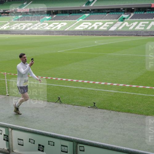 05.10.2025 - 20. swb-Marathon Bremen Michael Burmester http://msf.ph/oto/9230504 05.10.2025 10:29:34 Laufen im Stadion 8787, 8866, 9014, 9218, 9233, 9369, 9385, 9428, 9437, 9478, 9485, 9555, 9556, 9578, 9579, 9583, 9626, 9627, 9630, 9641, 9658, 9674, 9689, 9693, 9696, 9704, 9729, 9740, 9761, 9803, 9889, 9924, 9929, 9958, 9969, 9986, 10073, 10089, 10118, 10170, 10381, 10400, 10432, 10534, 10601, 10685, 10715, 10723, 10726, 10733, 10799, 10868, 10877, 10888, 10923, 10929, 10932, 10951, 10968, 11005, 11022, 11057, 11119, 11187, 11208, 11288, 11292, 11637, 9404, 9562, 10519 meine-sportfotos.de