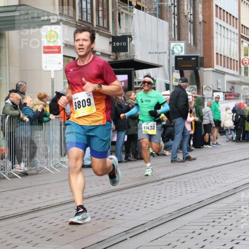 05.10.2025 - 20. swb-Marathon Bremen Strokosch-Dieckow http://msf.ph/oto/9230507 05.10.2025 10:38:07 Ziel 9809, 11430, 9809, 11430 meine-sportfotos.de