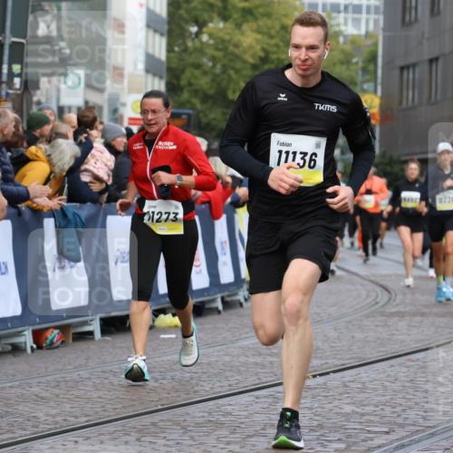 05.10.2025 - 20. swb-Marathon Bremen Strokosch-Dieckow http://msf.ph/oto/9230509 05.10.2025 10:51:59 Ziel 9683, 9939, 10380, 10581, 10625, 10817, 10977, 11136, 11273, 11325, 11394 meine-sportfotos.de