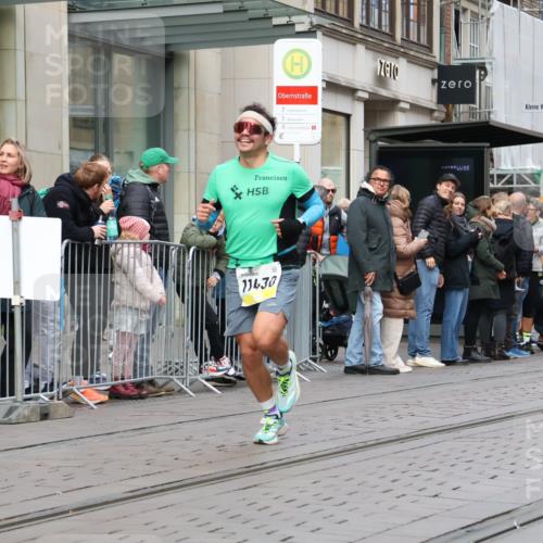 05.10.2025 - 20. swb-Marathon Bremen Strokosch-Dieckow http://msf.ph/oto/9230538 05.10.2025 10:38:08 Ziel 9809, 11430, 9809, 11430 meine-sportfotos.de