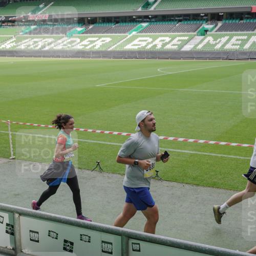 05.10.2025 - 20. swb-Marathon Bremen Michael Burmester http://msf.ph/oto/9230555 05.10.2025 10:29:35 Laufen im Stadion 8787, 8866, 9014, 9218, 9233, 9369, 9385, 9428, 9437, 9478, 9485, 9555, 9556, 9578, 9579, 9583, 9626, 9627, 9630, 9641, 9658, 9674, 9689, 9693, 9696, 9704, 9729, 9740, 9761, 9803, 9889, 9924, 9929, 9958, 9969, 9986, 10073, 10089, 10118, 10170, 10381, 10400, 10432, 10534, 10601, 10685, 10715, 10723, 10726, 10733, 10799, 10868, 10877, 10923, 10929, 10932, 10951, 10968, 11005, 11022, 11057, 11119, 11187, 11208, 11288, 11292, 11298, 11637, 9404, 9562 meine-sportfotos.de