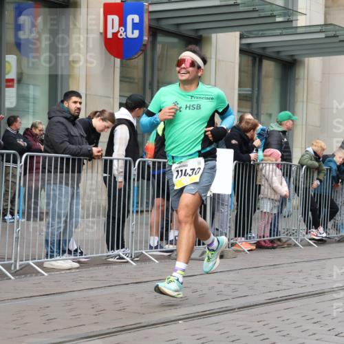 05.10.2025 - 20. swb-Marathon Bremen Strokosch-Dieckow http://msf.ph/oto/9230571 05.10.2025 10:38:09 Ziel 9809, 11430, 9809, 11430 meine-sportfotos.de