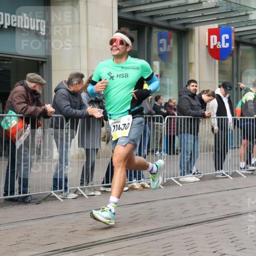 05.10.2025 - 20. swb-Marathon Bremen Strokosch-Dieckow http://msf.ph/oto/9230590 05.10.2025 10:38:10 Ziel 9809, 11430, 9809, 11430 meine-sportfotos.de