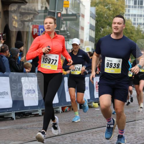 05.10.2025 - 20. swb-Marathon Bremen Strokosch-Dieckow http://msf.ph/oto/9230614 05.10.2025 10:52:06 Ziel 9196, 9226, 9852, 9939, 10240, 10438, 10668, 10727, 10977, 11273, 11641 meine-sportfotos.de